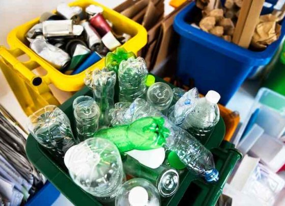 El reciclaje de plásticos se puede realizar de varias formas: mecánica y química. En el proceso mecánico la calidad del plástico reciclado disminuye con cada ciclo de reciclaje. El reciclaje químico es más sostenible pero más costoso.