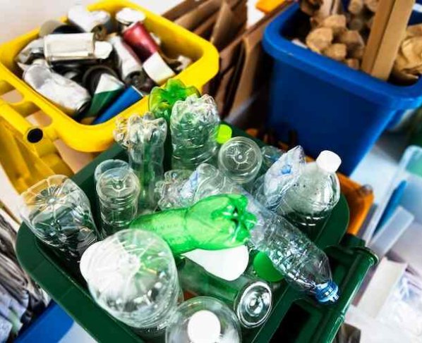 El reciclaje de plásticos se puede realizar de varias formas: mecánica y química. En el proceso mecánico la calidad del plástico reciclado disminuye con cada ciclo de reciclaje. El reciclaje químico es más sostenible pero más costoso.