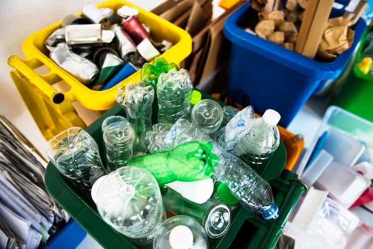 El reciclaje de plásticos se puede realizar de varias formas: mecánica y química. En el proceso mecánico la calidad del plástico reciclado disminuye con cada ciclo de reciclaje. El reciclaje químico es más sostenible pero más costoso.