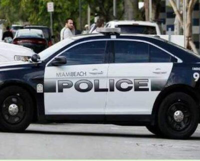 La niña fue vista por última vez con una camisa naranja con una imagen de Pokemon pantalones azul oscuro zapatos negros tipo Crocs y casco para bicicletas gris.