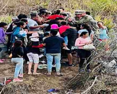 Un grupo de más de 50 migrantes de varios países entró por la fuerza desde México a Estados Unidos tras derribar a elementos de la Guardia Nacional estadounidense y la alambrada de púas que colocó el Gobierno de Texas en el río Bravo