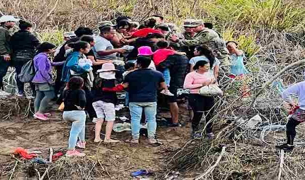 Un grupo de más de 50 migrantes de varios países entró por la fuerza desde México a Estados Unidos tras derribar a elementos de la Guardia Nacional estadounidense y la alambrada de púas que colocó el Gobierno de Texas en el río Bravo