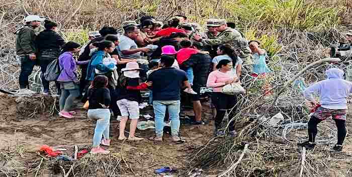 Un grupo de más de 50 migrantes de varios países entró por la fuerza desde México a Estados Unidos tras derribar a elementos de la Guardia Nacional estadounidense y la alambrada de púas que colocó el Gobierno de Texas en el río Bravo