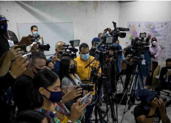 A partir de esta hora no se puede emitir ningún comentario ni noticias que tengan que ver con las primarias de la oposición".