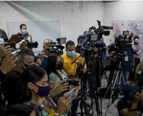 A partir de esta hora no se puede emitir ningún comentario ni noticias que tengan que ver con las primarias de la oposición".