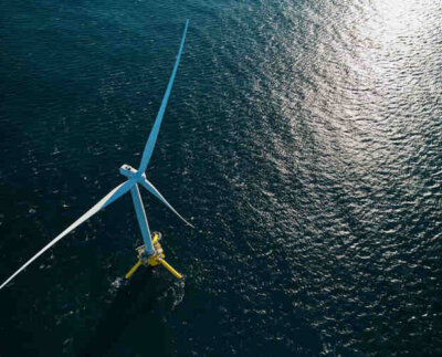 Un gran molino a dos millas de la costa vasca que promete generar energía equivalente para abastecer anualmente a 2.000 hogares.