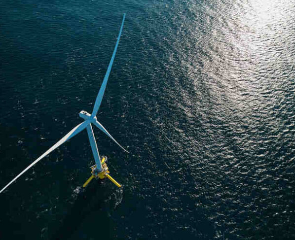 Un gran molino a dos millas de la costa vasca que promete generar energía equivalente para abastecer anualmente a 2.000 hogares.