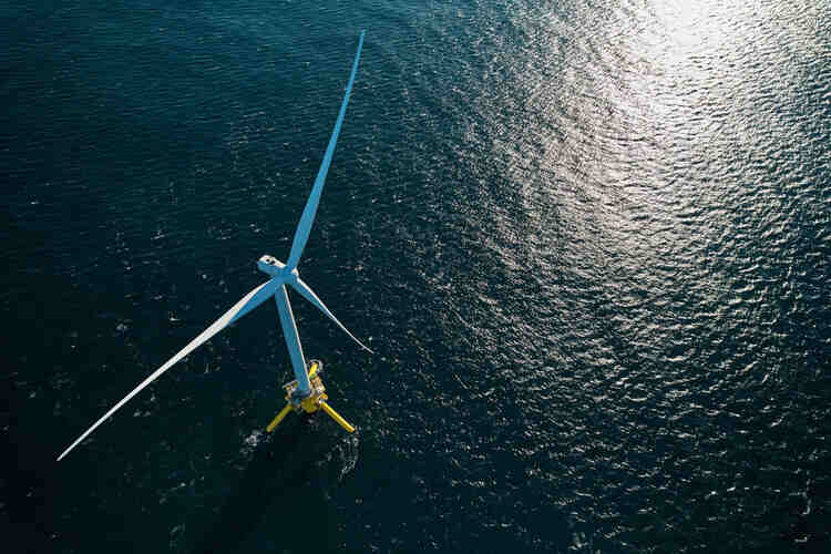 Un gran molino a dos millas de la costa vasca que promete generar energía equivalente para abastecer anualmente a 2.000 hogares.