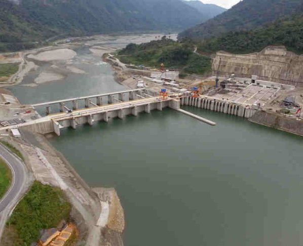 Ecuador tiene muchas opciones de energía renovable sobre todo eólica y geotérmica pero la hidroeléctrica es el componente más importante de sus futuros planes de desarrollo.