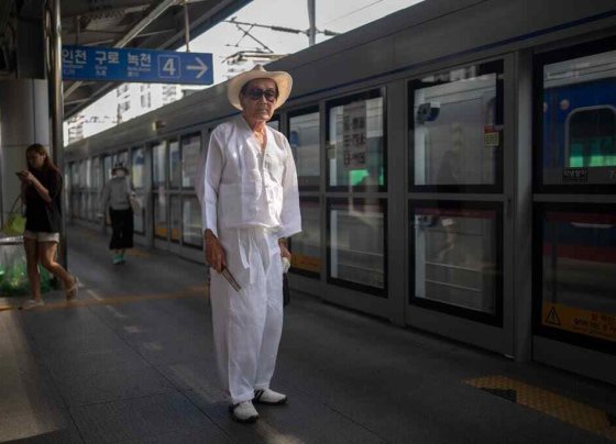 El gobierno de Corea del Sur tiene un programa dedicado a las personas de la tercera edad quienes no pagan pasaje y les sirve de distracción.