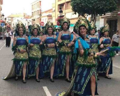 Las tradiciones agrupan multitudes fascinadas por usar un mismo atuendo a lo que Galindo ofrece su disertación.