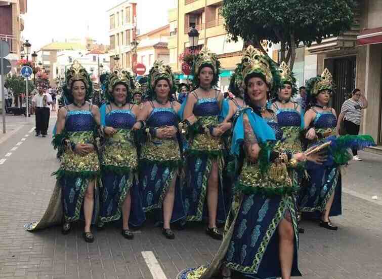 Las tradiciones agrupan multitudes fascinadas por usar un mismo atuendo a lo que Galindo ofrece su disertación.