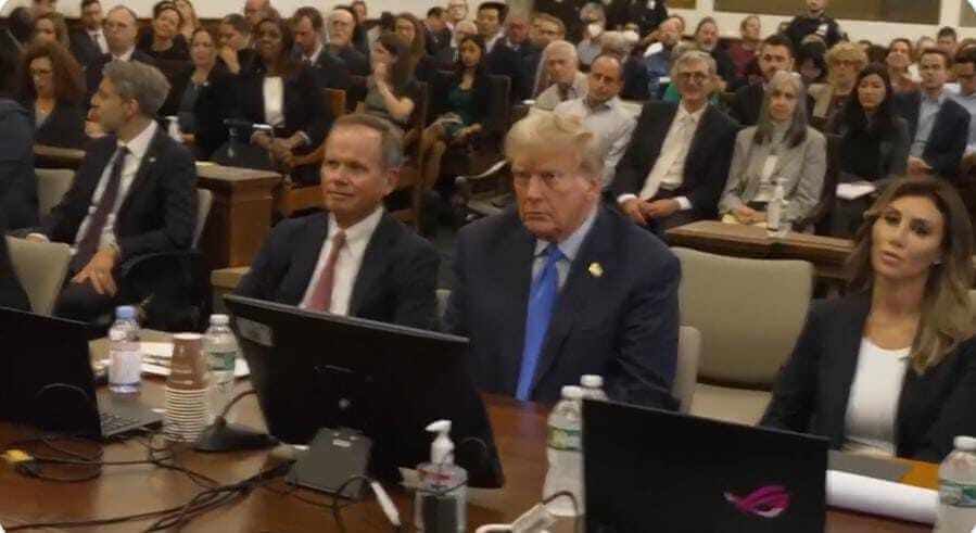 El expresidente entró en la Corte Suprema junto a sus hijos Donald Jr. Eric y otros socios acusados de inflar el valor de los activos de la empresa para obtener ventajas económicas.