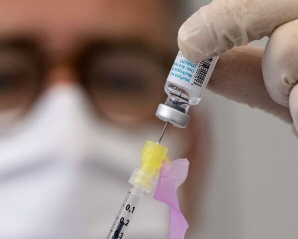 Es una vacuna terapéutica. Su función es ayudar al dependiente químico a producir anticuerpos que se acoplan a la droga e impiden que entre en el cerebro