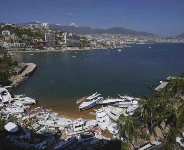 En todo el balneario de Acapulco, en el Pacífico, los residentes trabajan con un propósito singular: reiniciar el motor turístico de esta ciudad de un millón de habitantes lo antes posible.