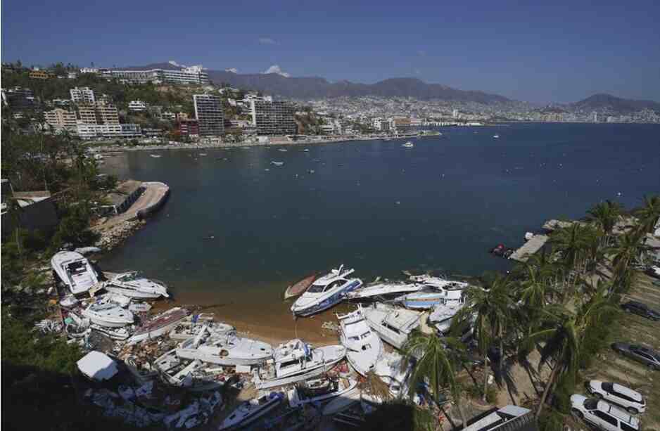 En todo el balneario de Acapulco, en el Pacífico, los residentes trabajan con un propósito singular: reiniciar el motor turístico de esta ciudad de un millón de habitantes lo antes posible.