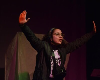 Aromaia León se encuentra en la Ciudad de México presentando la obra «Reconexión» —dirigida y escrita por ella—, la cual fue aceptada en 2022 en el marco del proyecto Curiosidades del Cinq en París.