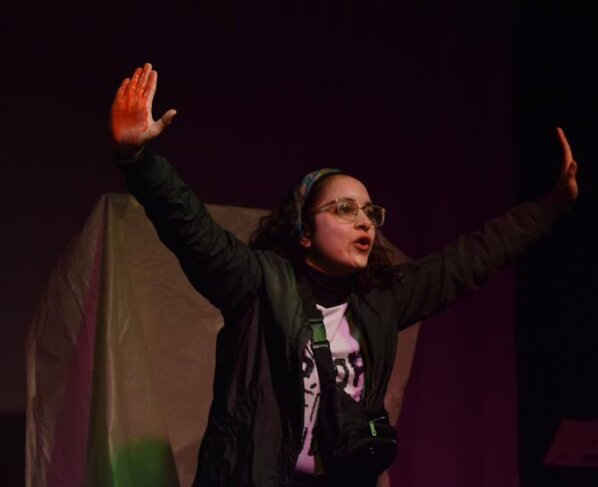 Aromaia León se encuentra en la Ciudad de México presentando la obra «Reconexión» —dirigida y escrita por ella—, la cual fue aceptada en 2022 en el marco del proyecto Curiosidades del Cinq en París.