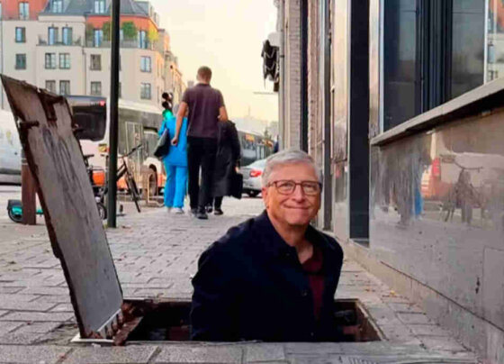 La aventura por las alcantarillas de Bruselas ha permitido a Bill Gates visitar el museo que alojan en su interior y conocer de primera mano el trabajo de vigilancia del agua que se hace desde estas instalaciones