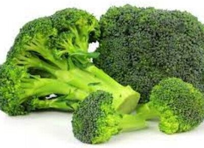 Hay una verdura que tiene dos veces más vitamina C que la naranja, se trata del brócoli, que contiene 100 g de vitamina C por cada 100 gramos. Además, se puede comer crudo o cocido.