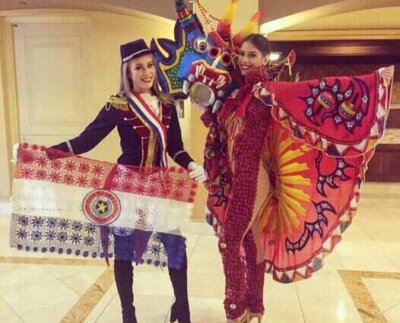Débora Medina impactó en Las Vegas con la elección de un traje típico inspirado en los Diablos Danzantes de Yare, cumpliendo así con las exigencias del concurso y siguiendo los pasos de otras misses venezolanas.