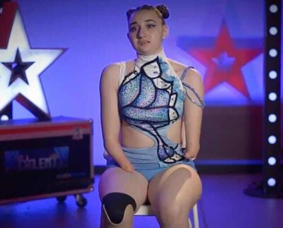 La joven nació sin manos y sin la pierna derecha, pero eso no la ha frenado para conseguir aprender pole dance, porque simplemente le había encantado.