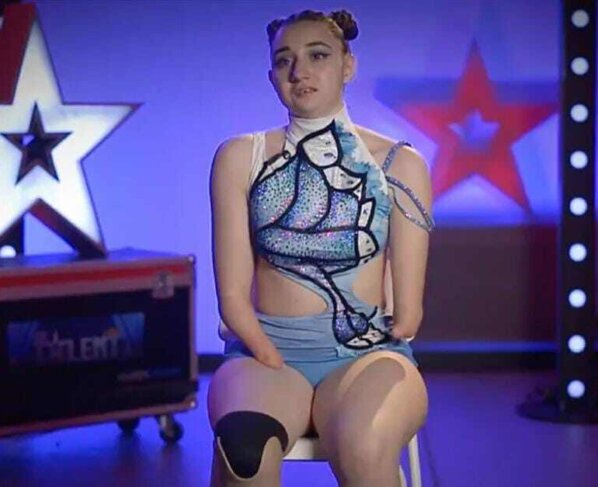 La joven nació sin manos y sin la pierna derecha, pero eso no la ha frenado para conseguir aprender pole dance, porque simplemente le había encantado.
