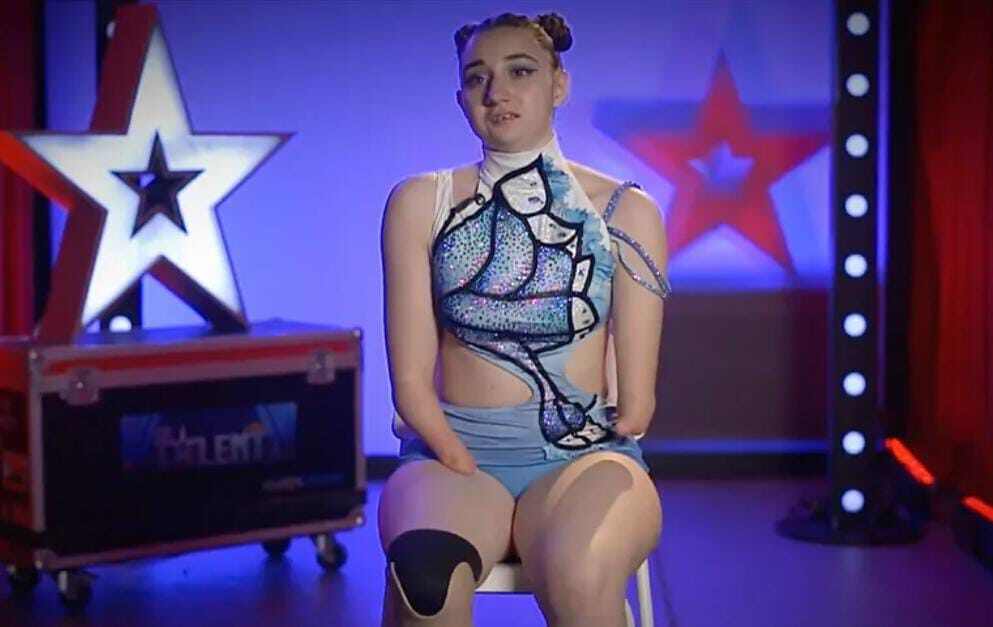 La joven nació sin manos y sin la pierna derecha, pero eso no la ha frenado para conseguir aprender pole dance, porque simplemente le había encantado.