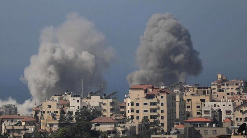 Las fuerzas israelíes avanzan con su incursión terrestre, tras afirmar que atacaron 450 objetivos de Hamás en ese territorio y que sus tropas tomaron un complejo militar en las últimas 24 horas.