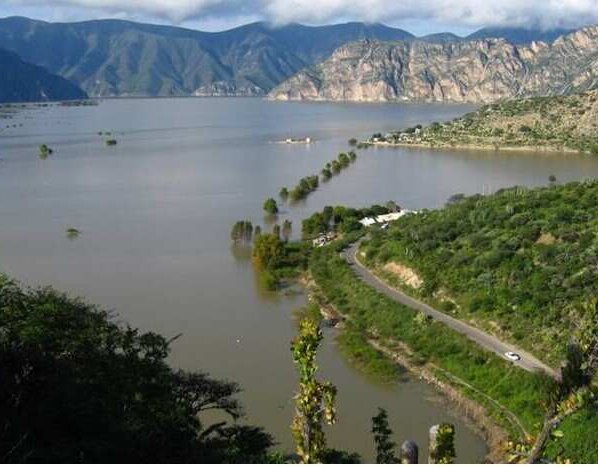 Metztitlán es un lugar rodeado de montañas, una hermosa laguna, abundante flora y fauna, y fue recientemente denominado como un nuevo Pueblo Mágico, debido a la gran oferta turística que tiene para las y los visitantes