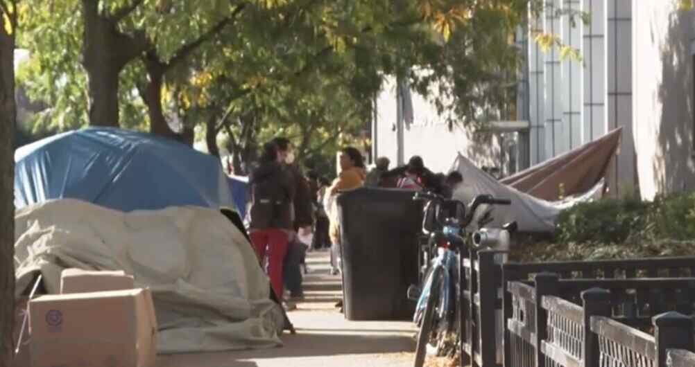 Decenas de miles de inmigrantes que han llegado a Estados Unidos están sometidos a barreras y dificultades para encontrar tratamiento para problemas de salud nuevos o crónicos.