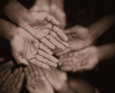 El participar en protestas les da las personas un sentido de propósito y significado, pues sienten que están contribuyendo a un cambio positivo y defendiendo sus valores y creencias.