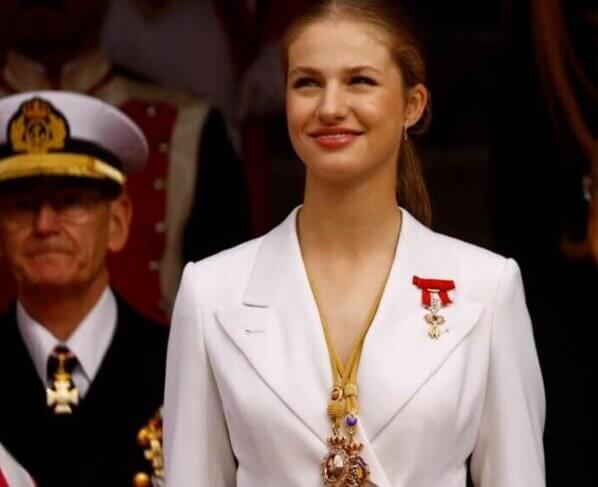 Leonor de Borbón Ortiz, princesa de Asturias, prestó juramento ante el parlamento español al cumplir 18 años y ser investida como heredera oficial del trono.