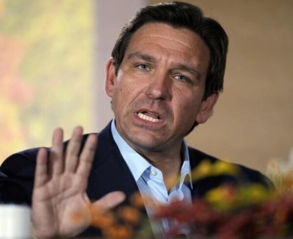 El gobernador de Florida, Ron DeSantis, acusó a Donald Trump de cobardía por negarse a participar en los debates republicanos.