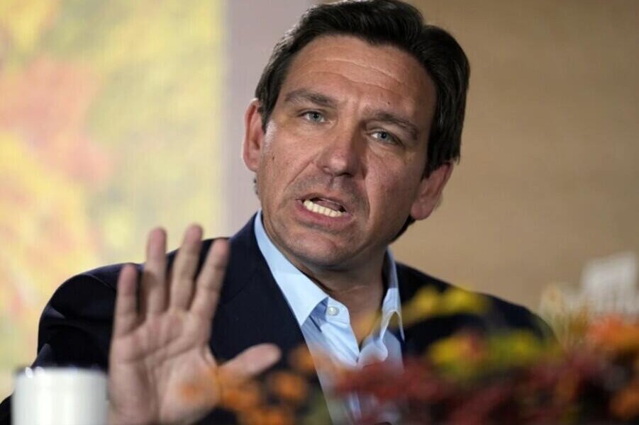 El gobernador de Florida, Ron DeSantis, acusó a Donald Trump de cobardía por negarse a participar en los debates republicanos.