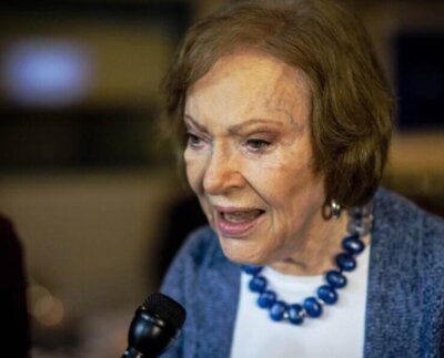 La ex primera dama Rosalynn Carter se encuentra en cuidados paliativos en su casa en Plains, Georgia, uniéndose al ex presidente Jimmy Carter, quien ha estado recibiendo cuidados al final de su vida, anunció su familia.