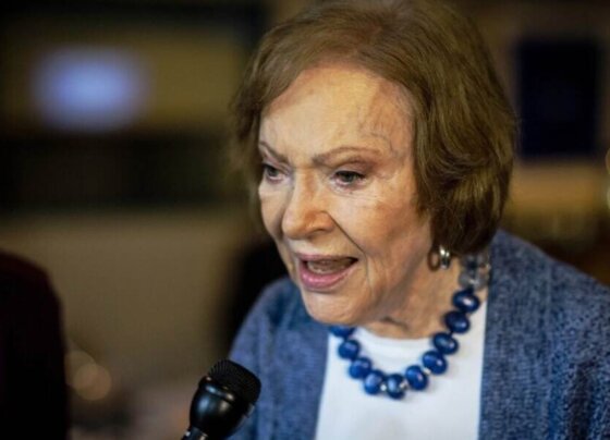 La ex primera dama Rosalynn Carter se encuentra en cuidados paliativos en su casa en Plains, Georgia, uniéndose al ex presidente Jimmy Carter, quien ha estado recibiendo cuidados al final de su vida, anunció su familia.