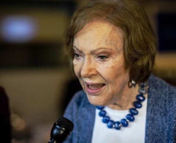 La ex primera dama Rosalynn Carter se encuentra en cuidados paliativos en su casa en Plains, Georgia, uniéndose al ex presidente Jimmy Carter, quien ha estado recibiendo cuidados al final de su vida, anunció su familia.