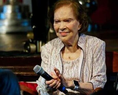 Eleanor Rosalynn Smith nació el 18 de agosto de 1927 en Plains, hija de Edgar y Alice Smith, y se casó con Carter el 7 de julio de 1946. Tuvieron cuatro hijos.