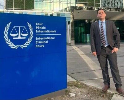 Al término de la audiencia, Cáceres y otro venezolano gritaron consignas contra Maduro y fueron detenidos por personal de seguridad de La Corte.