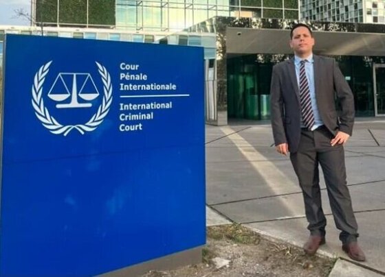 Al término de la audiencia, Cáceres y otro venezolano gritaron consignas contra Maduro y fueron detenidos por personal de seguridad de La Corte.