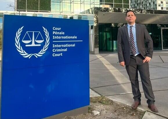 Al término de la audiencia, Cáceres y otro venezolano gritaron consignas contra Maduro y fueron detenidos por personal de seguridad de La Corte.