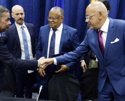 Los acuerdos tambalean por la primaria y el referendo sobre el Esequibo, incluso la periodista Sebastiana Arraez denunció que el gobierno pretende usar esto último para decretar un estado de excepción y suspender las elecciones.