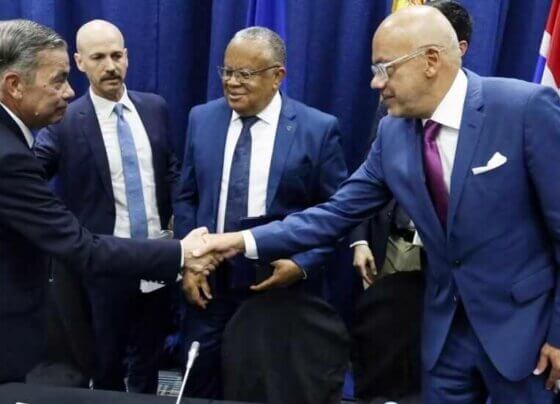 Los acuerdos tambalean por la primaria y el referendo sobre el Esequibo, incluso la periodista Sebastiana Arraez denunció que el gobierno pretende usar esto último para decretar un estado de excepción y suspender las elecciones.