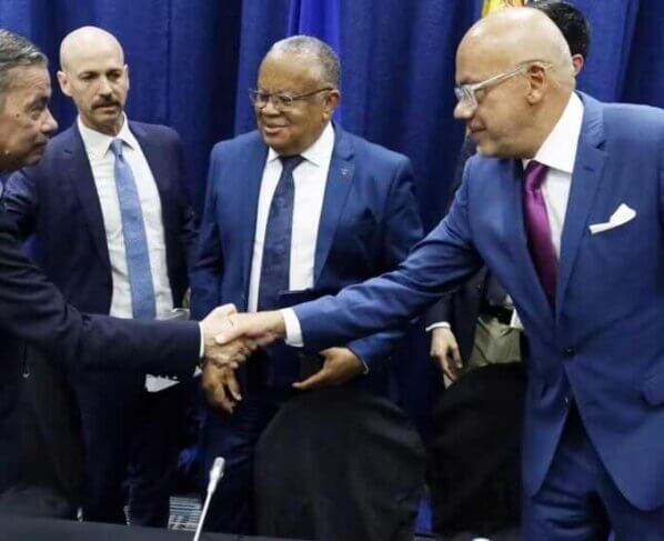 Los acuerdos tambalean por la primaria y el referendo sobre el Esequibo, incluso la periodista Sebastiana Arraez denunció que el gobierno pretende usar esto último para decretar un estado de excepción y suspender las elecciones.