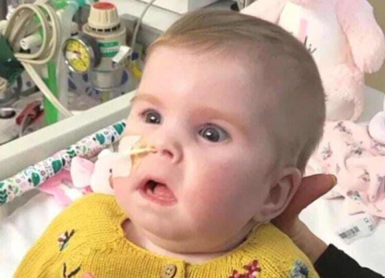 Un juez británico expresó su profunda preocupación por las tácticas de los padres de una bebé con una enfermedad terminal al negarse a permitir que la llevaran a casa desde el hospital para que muriera.