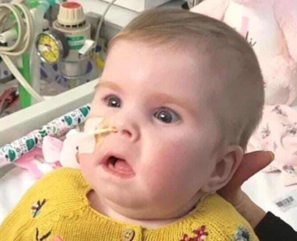 Un juez británico expresó su profunda preocupación por las tácticas de los padres de una bebé con una enfermedad terminal al negarse a permitir que la llevaran a casa desde el hospital para que muriera.