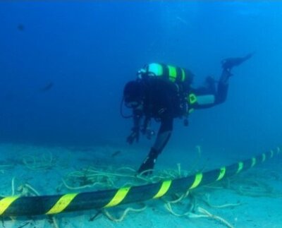 El objetivo del megaproyecto es facilitar la transmisión de la electricidad generada a partir de instalaciones solares y eólicas egipcias al mercado energético europeo en general.