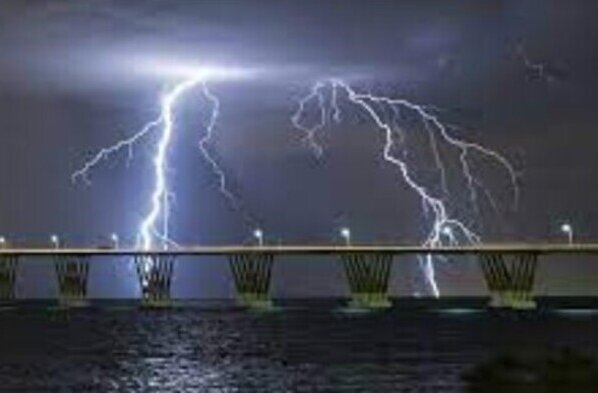 250 rayos por kilómetro cuadrado caen durante 9 horas continuas 300 noches por año sobre dos pueblos del sur del Lago: Ologá y Congo Mirador, afectados por los continuos derrames petroleros y la falta de servicios públicos.