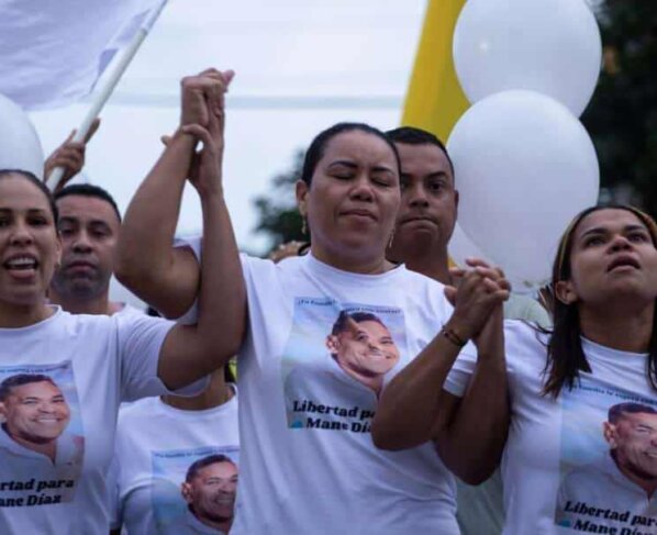 Decenas de pobladores realizaron una manifestación pidiendo a la guerrilla del Ejército de Liberación Nacional (ELN) la pronta liberación del padre del jugador colombiano Luis Díaz, secuestrado hace una semana en la localidad colombiana de Barrancas.